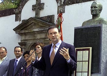 El  lehendakari  Ibarretxe, el martes, en el homenaje a José Antonio Aguirre en Trucios (Vizcaya).