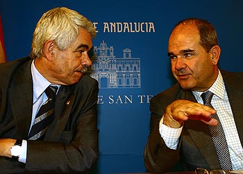 Pasqual Maragall (izquierda) y Manuel Chaves, durante su reunión en Sevilla.rnrn  PABLO JULIÁ