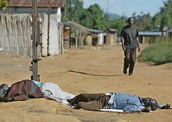 Un hombre pasa junto a dos cadáveres en Bunia, capital de Ituri, en el noreste de Zaire, en mayo del año pasado.