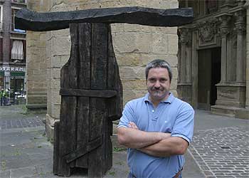 Koldobika Jauregi, junto a una de las piezas que ha instalado en el atrio de la iglesia de San Vicente.