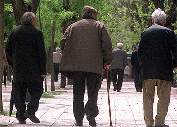 Un grupo de jubilados pasea por el parque del Retiro en Madrid.