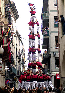La Colla Vella en el momento de coronar el  tres de nou amb folre  durante su intervención de ayer en Valls.