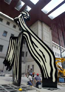 La impresionante escultura  Brushtroke,  realizada por Lichtenstein en 1996, colocada en la nueva plaza.