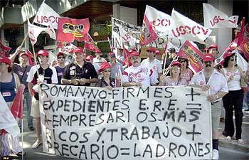 La plantilla de Carnes Estellés protesta ante el Servef