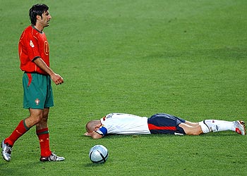 Beckham se lamenta en el suelo de una ocasión perdida. Junto a él, Figo.