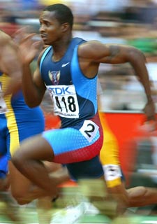 Tim Montgomery, en una carrera del Mundial de París 2003.