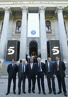 De izquierda a derecha, Mario Rodríguez, Paolo Vasile, Alejandro Echevarría, Giuseppe Tringali, Massimo Musolino y Javier Uría, ante la sede de la Bolsa de Madrid. rnrn LUIS MAGÁN