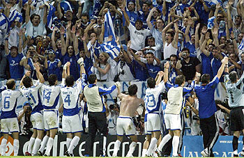 Los jugadores griegos celebran su triunfo con sus entusiasmados seguidores.