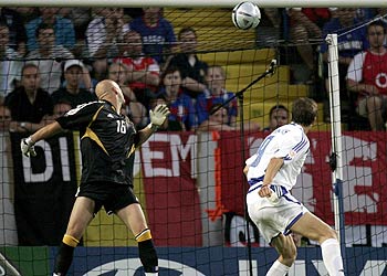 Charisteas cabecea el balón lejos del alcance de Barthez tras un espléndido pase de Zagorakis.