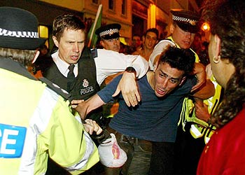 La policía británica detiene en Jersey a uno de los  hooligans  furiosos por la derrota ante Portugal.