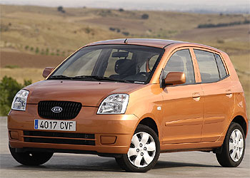 La parrilla de aire  retro,  aunque algo pretenciosa, y los faros saltones definen el rostro del Picanto. Un coche de ciudad de imagen moderna, original y juvenil que se vende a precios económicos.