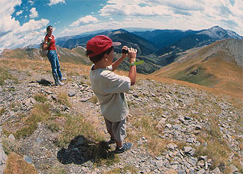 Un niño disfruta del paisaje en el sendero de Port Negre, en Seturia, una de las rutas que se pueden reliazar en la estación de Pal-Arinsal.