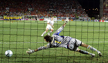 Robben lanza el penalti definitivo que Isaksson no puede detener.