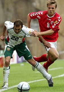 Gronkjaer trata de superar a un adversario para alcanzar el balón.