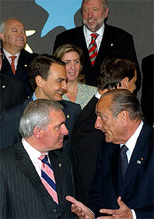 El presidente de turno de la UE, Bertie Ahern (Irlanda), discute con el presidente francés en la reciente cumbre europea.