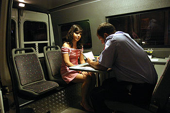 Eva García, el viernes a medianoche, en un control de alcoholemia de la Policía Municipal de Madrid.