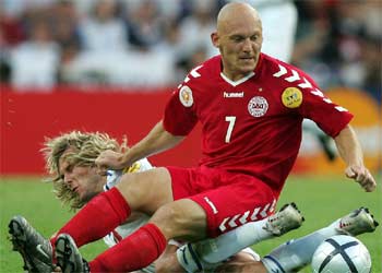 Gravesen arrolla con todo a Nedved.