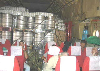 Interior de un avión Ilyhusin utilizado para el transporte de personal y material en mayo de 2003.