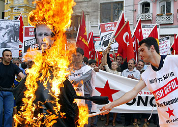 "Bush, no vengas" gritan miles de personas en Estambul