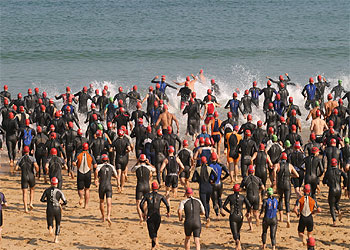 TRIATLETAS AL AGUA.