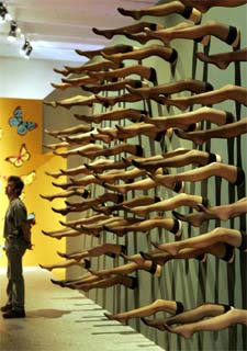 Vista del montaje de  Dalí. Cultura de masas  que sitúa la campaña de Dalí para las medias Boyans de 1946.