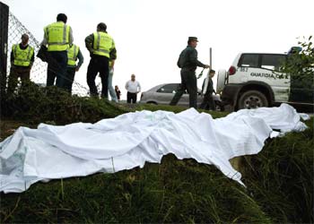 Guardias civiles en el dispositivo para levantar los cadáveres de los inmigrantes abandonados en una cuneta de Cádiz.