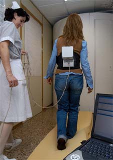 Una paciente con los giroscopios adosados al cinturón.