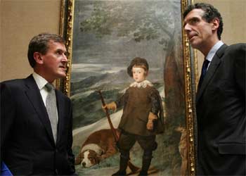Neil MacGregor, director del Museo Británico (izquierda), y Henry Loyrette, del Louvre, ante  El príncipe Baltasar Carlos,  de Velázquez.