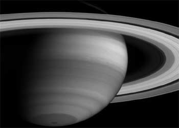 Saturno y sus anillos, en una imagen tomada por  Cassini  desde 24,7 millones de kilómetros.