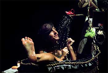 Un momento de la representación  La memoria del vino , de Teatro de los Sentidos.