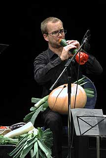 La Vegetable Orchestra durante una actuación.