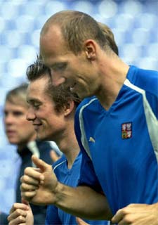 Koller (en primer plano), seguido por Rosicky y Huebschman.