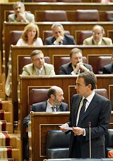 El presidente del Gobierno, José Luis Rodríguez Zapatero, responde a una pregunta en la sesión de control al Ejecutivo.