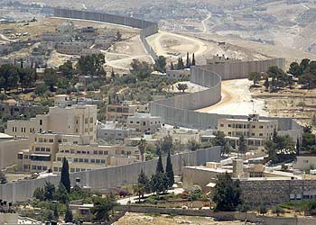 Vista del muro de separación a su paso por Abu Dis, en Jerusalén Este.