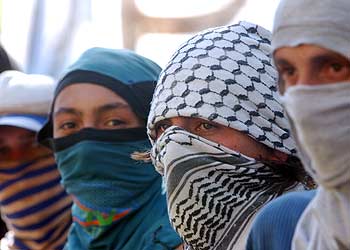 Piqueteros con las caras cubiertas se manifiestan en las calles de Buenos Aires en noviembre pasado.