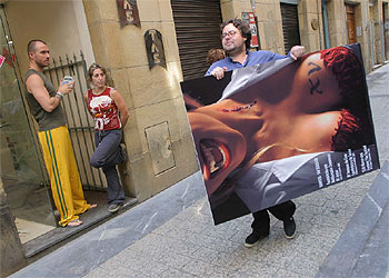 Carlos Plaza, responsable de comunicación de la Semana de Cine de Terror, porta el cartel de la 15ª edición, una imagen de la actriz Elsa Pataky.