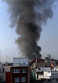 El fuego arrasa tres naves en L'Hospitalet