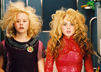 Alison Pill (izquierda) y Lindsay Lohan, en  Quiero ser superfamosa .
