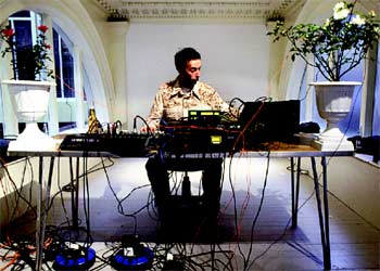 La instalación electroacústica  12 tones   realizada en directo por Carlum Stirling.