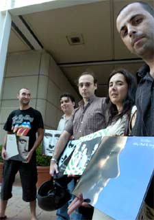 Unos  fans  de Phil Collins le aguardaban ayer ante su hotel.