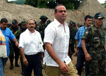 Los comandantes paramilitares Ramiro Vanoy (izquierda) y Salvatore Mancuso, en Santa Fe de Ralito.