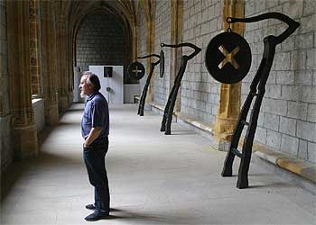 Baroja Collet posa en el claustro de la iglesia Santa María de Deba junto a su serie de piezas   Arqueología de la transmisión oral.  