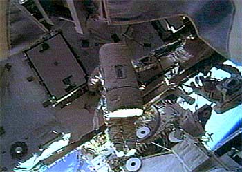 Guennadi Padalka (a la izquierda) y Mike Fincke, tras concluir la reparación del giróscopo. rnrn NASA