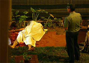 Un guardia civil junto a uno de los dos cadáveres hallados en Onda.