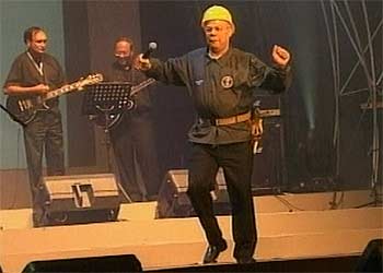 Tras la Cumbre de Seguridad en Yakarta, Colin Powell se subió al escenario y cantó  YMCA , de Village People.