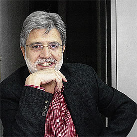 El poeta Eloy Sánchez Rosillo.