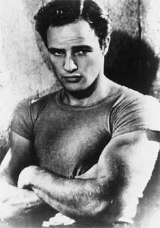 Marlon Brando, en una imagen de  Un tranvía llamado deseo,  de Elia Kazan, en 1951. rnrn ASSOCIATED PRESS