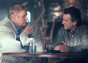 Marlon Brando (izquierda) y Robert de Niro, en una imagen de 2001 de  The score,  de Frank Oz. rnrn REUTERS
