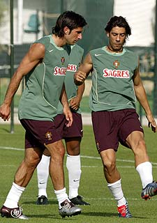 Figo y Rui Costa, durante un entrenamiento.