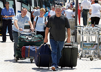 TURISTAS QUE LLEGAN VOLANDO.